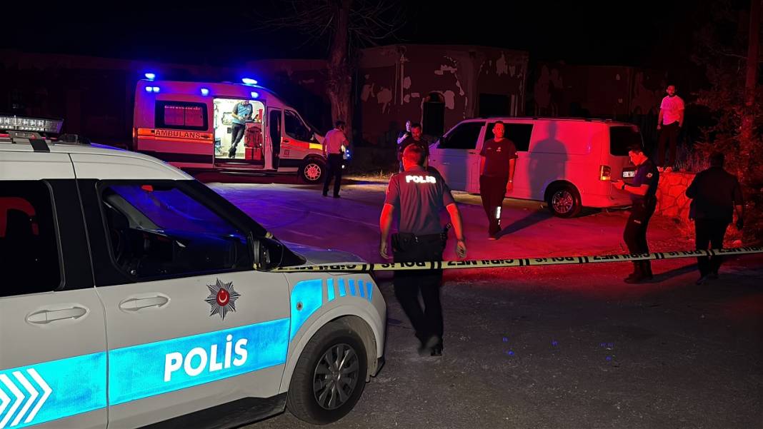 Aksaray'da kan donduran olay: Minibüsün tavan çıtasına bağlı ipte asılı halde bulundu! 4